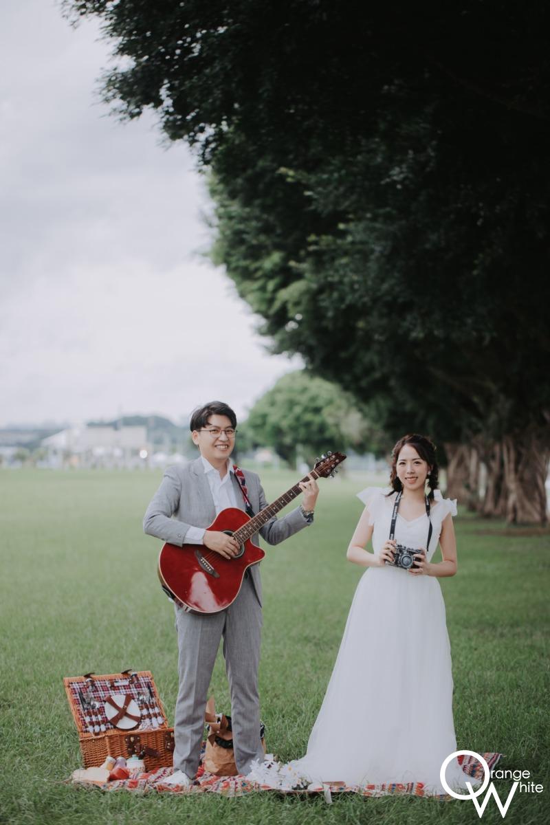 自助婚紗｜一對新婚夫妻的戶外彈吉他婚紗照