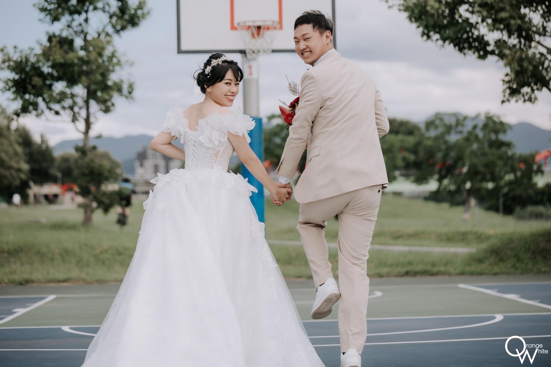 自助婚紗｜一對新人的籃球場婚紗照