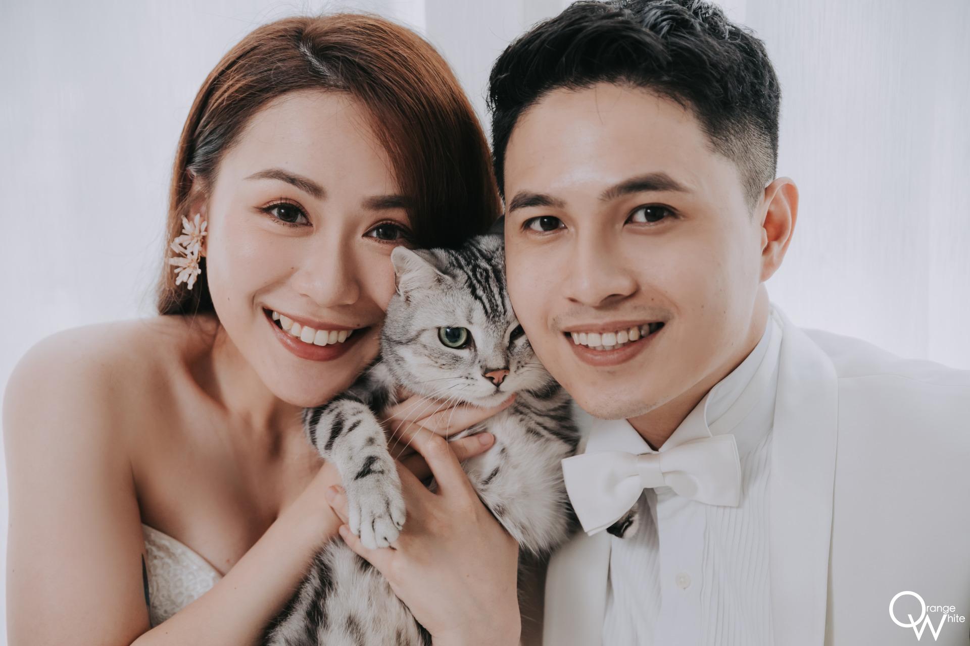 一對新人和他們最愛的貓咪一起拍婚紗照