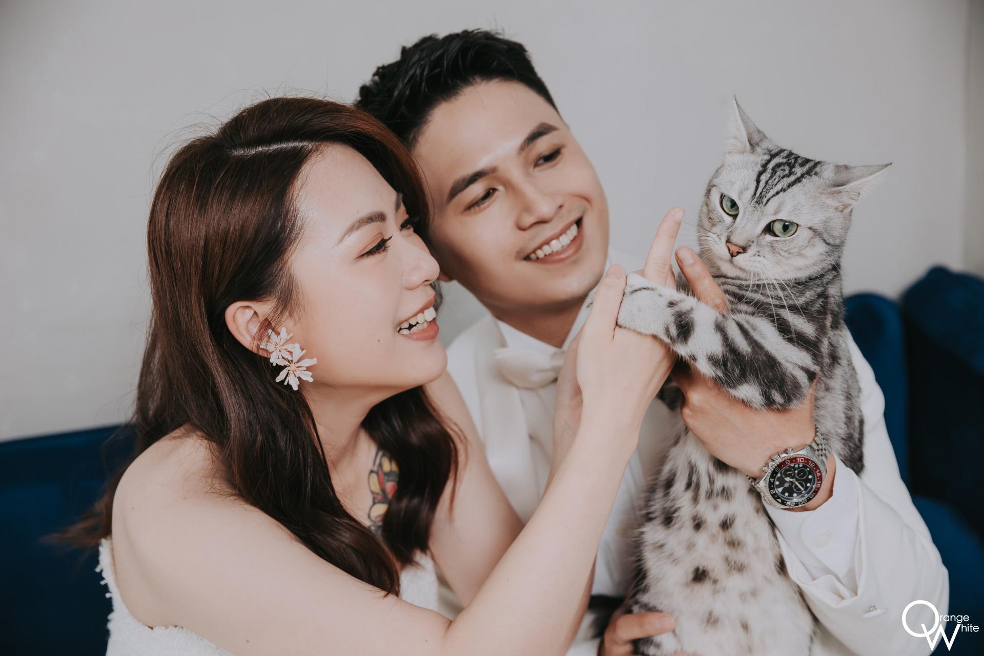 一對新婚夫妻和他們最愛的貓咪一起拍婚紗照