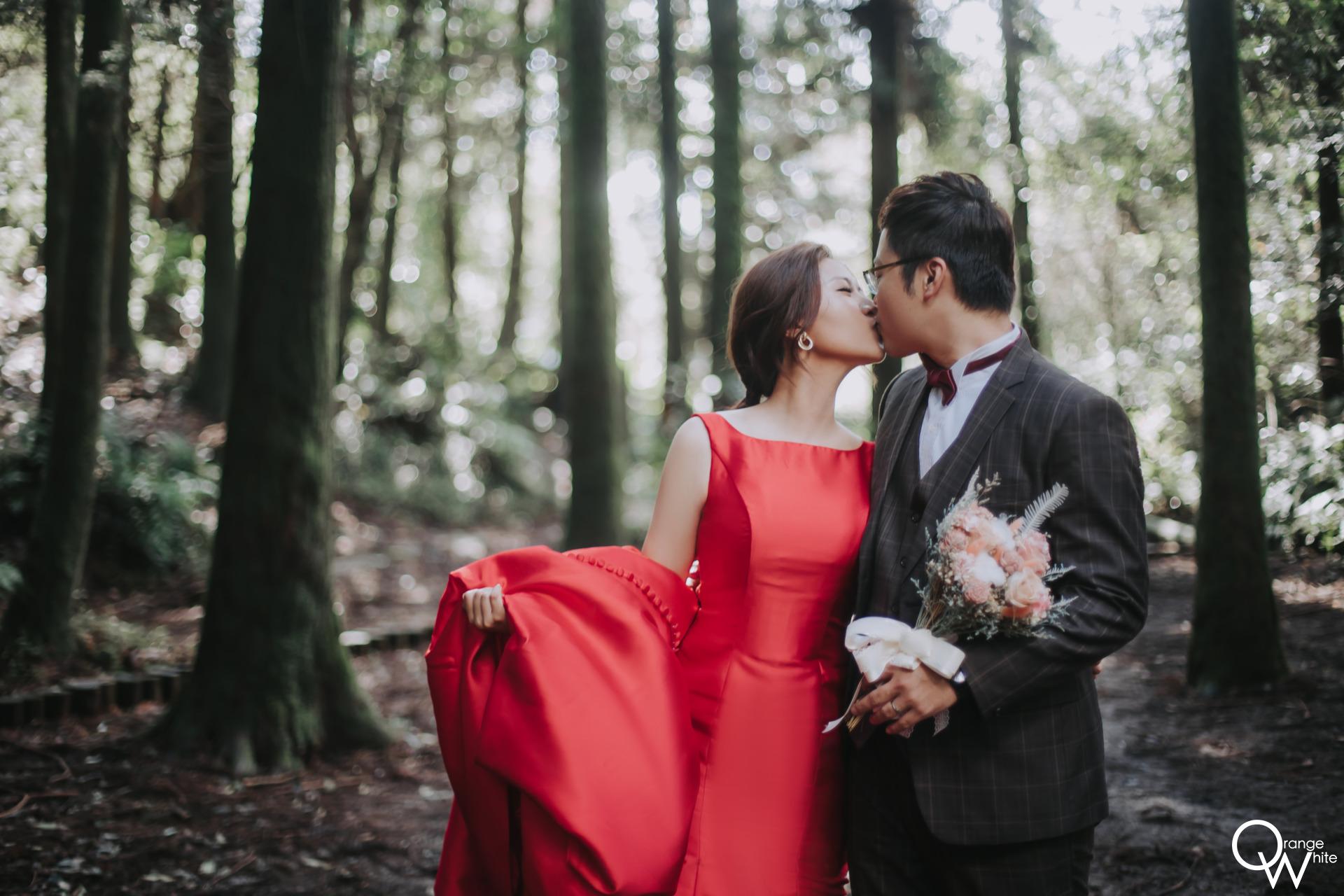 自助婚紗｜一對新婚夫妻森林親吻婚紗照
