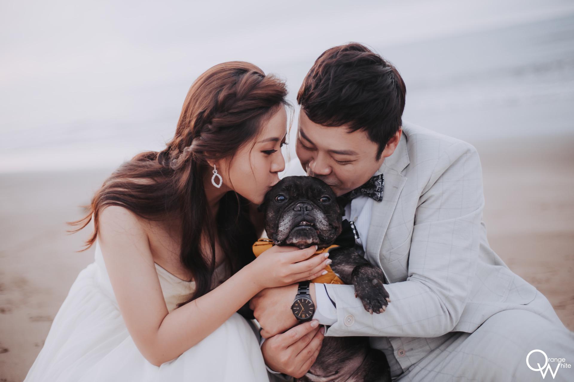 寵物婚紗｜一對新婚夫妻和他們最愛的狗狗一起拍戶外婚紗照