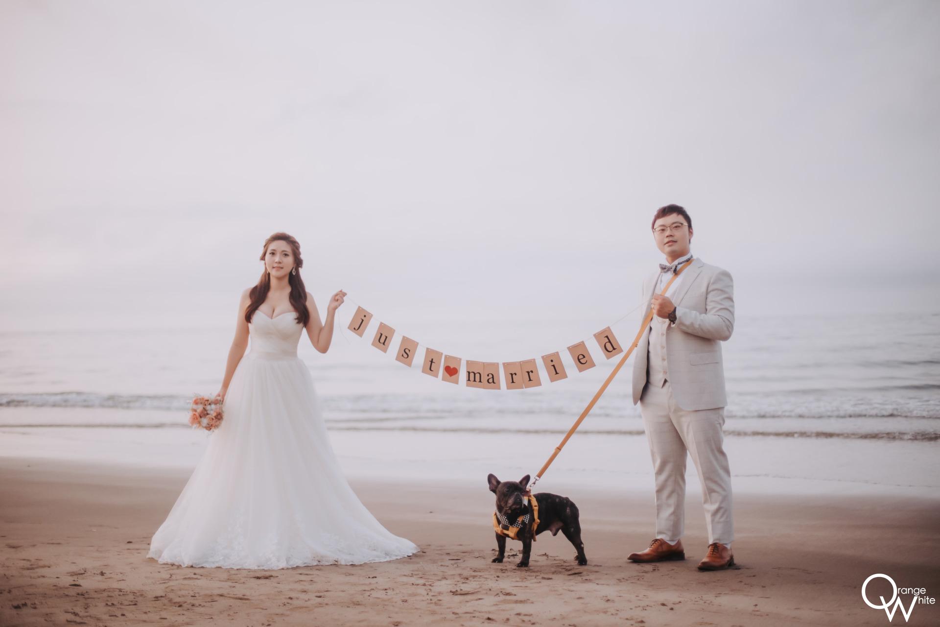 寵物婚紗｜一對新婚夫妻和他們最愛的狗狗一起拍海灘婚紗照